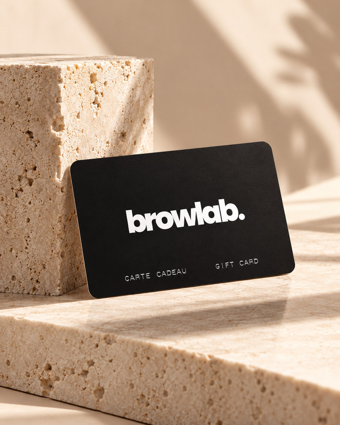 Naya présente la e-carte cadeau Browlab noire, portrait beauté éditorial