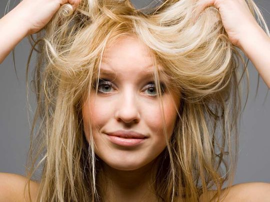 Chute de cheveux saisonnière : Comprends l'Effluvium Télogène