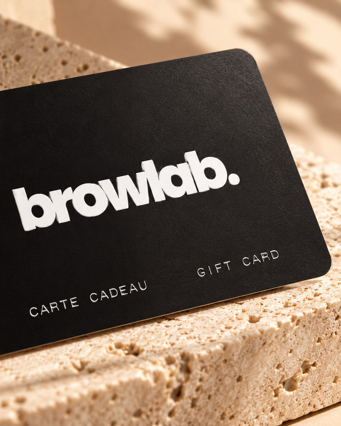E-carte cadeau Browlab noire sur travertin, vue principale